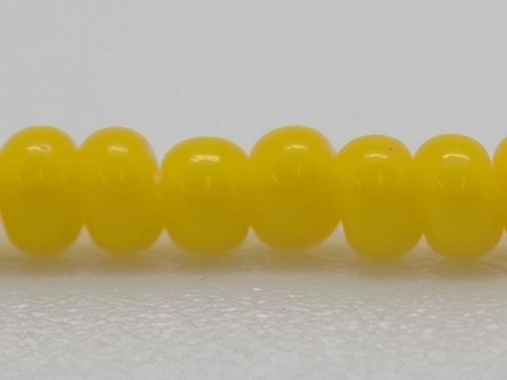 10/0 Seedbead Opaque Gold Yellow (500 g bag) glass beads